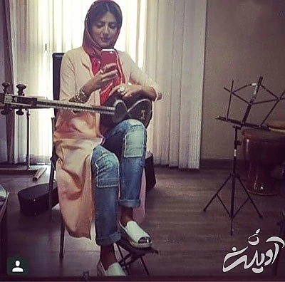 سلفی-هلیا-امامی-در-کلاس-آموزش-تار